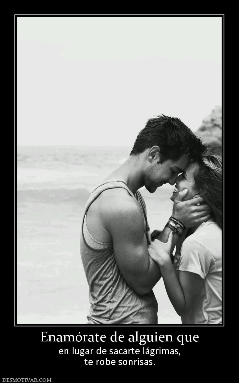 Enamórate de alguien que en lugar de sacarte lágrimas, te robe sonrisas.