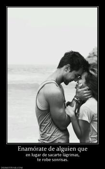 Enamórate de alguien que en lugar de sacarte lágrimas, te robe sonrisas.