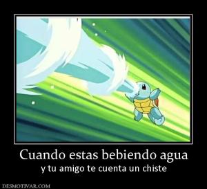 Cuando estas bebiendo agua y tu amigo te cuenta un chiste