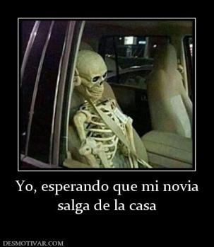 Yo, esperando que mi novia salga de la casa