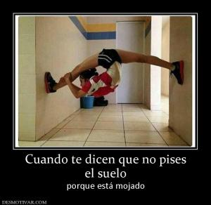 Cuando te dicen que no pises el suelo porque está mojado