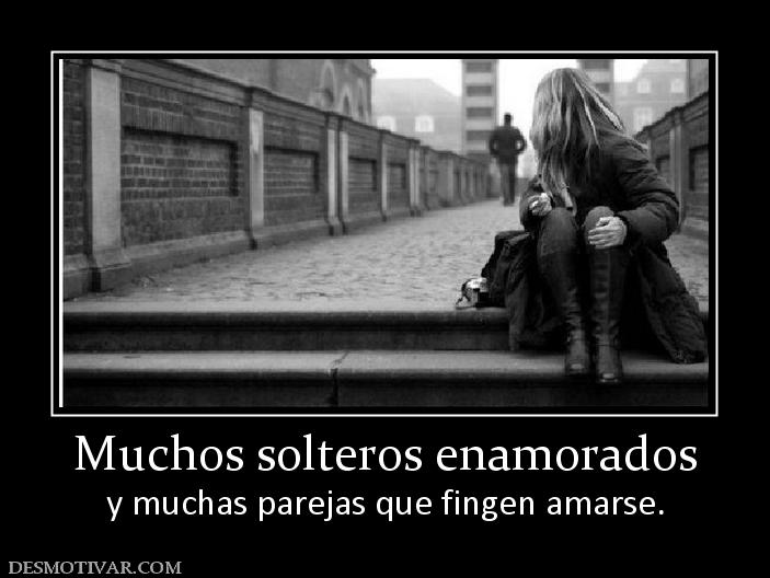 Muchos solteros enamorados y muchas parejas que fingen amarse.