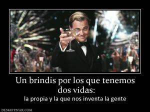 Un brindis por los que tenemos  dos vidas: la propia y la que nos inventa la gente