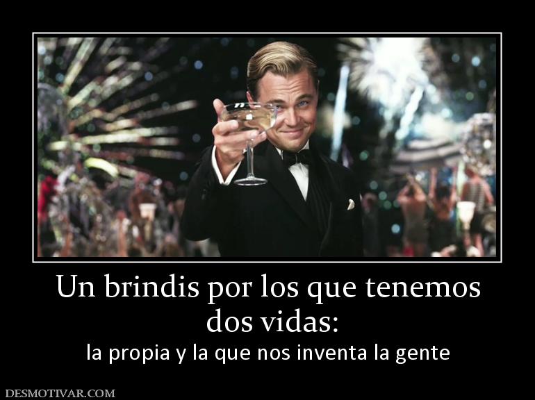 Un brindis por los que tenemos  dos vidas: la propia y la que nos inventa la gente