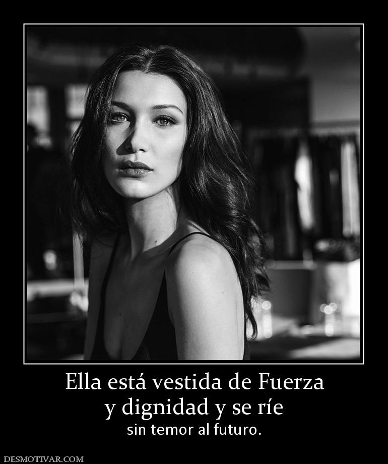 Ella está vestida de Fuerza y dignidad y se ríe  sin temor al futuro.