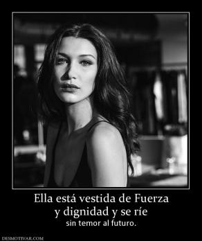 Ella está vestida de Fuerza y dignidad y se ríe  sin temor al futuro.