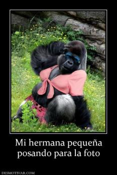 Mi hermana pequeña posando para la foto