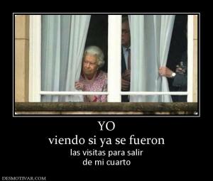 YO viendo si ya se fueron las visitas para salir de mi cuarto
