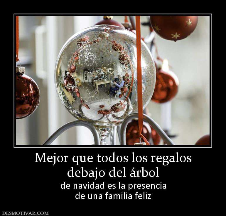 Mejor que todos los regalos debajo del árbol de navidad es la presencia de una familia feliz