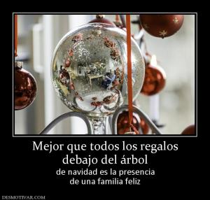 Mejor que todos los regalos debajo del árbol de navidad es la presencia de una familia feliz
