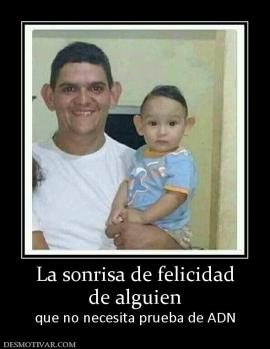 La sonrisa de felicidad de alguien que no necesita prueba de ADN