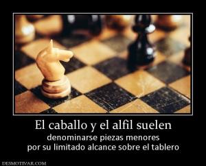 El caballo y el alfil suelen denominarse piezas menores por su limitado alcance sobre el tablero