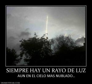 SIEMPRE HAY UN RAYO DE LUZ AUN EN EL CIELO MAS NUBLADO..