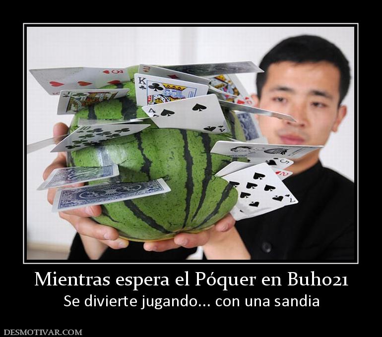 Mientras espera el Póquer en Buho21 Se divierte jugando... con una sandia