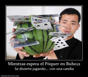 Mientras espera el Póquer en Buho21 Se divierte jugando... con una sandia