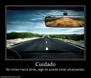 Cuidado No mires hacia atrás, algo te puede estar alcanzando.