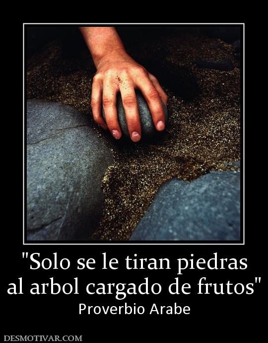 al arbol cargado de frutos Proverbio Arabe
