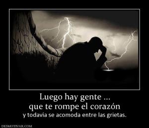 Luego hay gente ... que te rompe el corazón y todavía se acomoda entre las grietas.