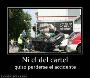 Ni el del cartel quiso perderse el accidente