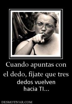 Cuando apuntas con el dedo, fíjate que tres  dedos vuelven hacia TI...