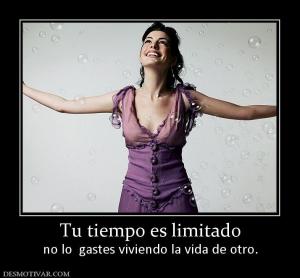 Tu tiempo es limitado no lo  gastes viviendo la vida de otro.