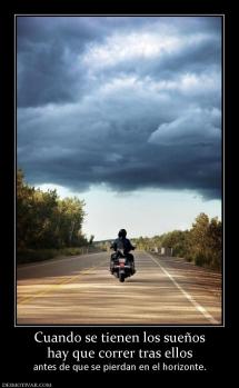 Cuando se tienen los sueños hay que correr tras ellos antes de que se pierdan en el horizonte.