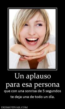 Un aplauso para esa persona que con una sonrisa de 5 segundos te deja una de todo un día.