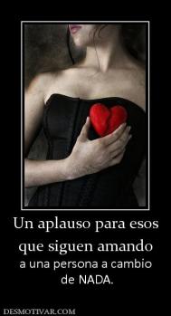 Un aplauso para esos que siguen amando a una persona a cambio  de NADA.